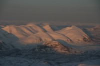 Kvällsljus över Abiskoalperna på väg hem. Heliski Riksgränsen 29 april 2009. Foto: Andreas Bengtsson
