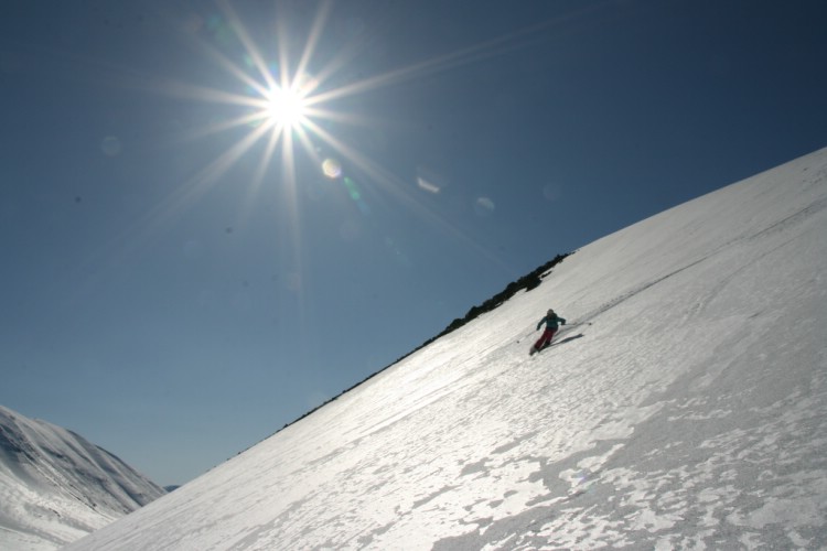 Agnes Sjöberg i vårsnö på Knivkammen, Kebnekaise området. Heliski Riksgränsen 15 maj 2009. Foto: Andreas Bengtsson