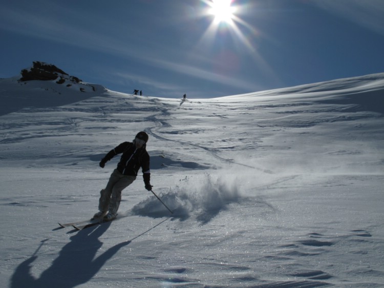 Skiing powder snow in spring sunshine. Heliskiing Riksgränsen, 17 April 2010  Foto: Lisa Auer